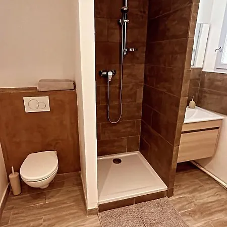 Appartement T2 Centre Village Cucuron Exterior photo