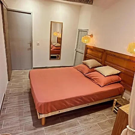 Appartement T2 Centre Village Cucuron Exterior photo